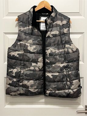 GAP Women's Quilted Camo Puffer Vest - Gray Camo